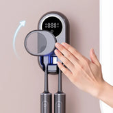 Stérilisateur UV brosse à dents avec couvercle auto-ouvert et affichage numérique monté au mur.